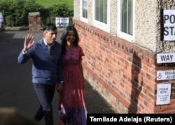 Премьер-министр Великобритании Риши Сунак и его супруга Акшата Мурти возле избирательного участка. Норталлертон, 4 июля 2024 года
