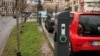 Stație de încărcare a mașinilor electrice în Cluj-Napoca, un oraș care se situează peste media națională în privința stațiilor de încarcare a mașinilor electrice. 