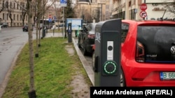 Stație de încărcare a mașinilor electrice în Cluj-Napoca, un oraș care se situează peste media națională în privința stațiilor de încarcare a mașinilor electrice. 