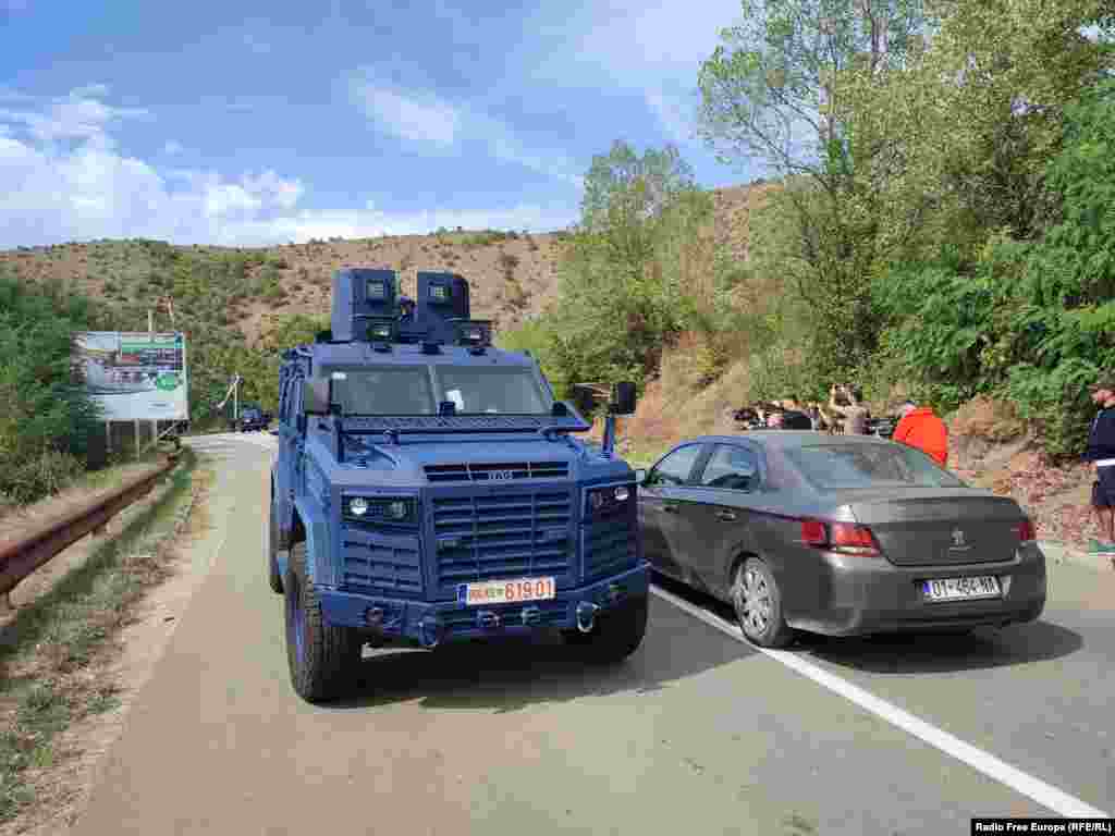 Një automjet i Policisë së Kosovës në rrugën afër Banjskës.