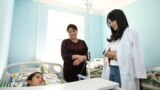 Saida Mirziyoeva visits the hospital in Chust where poisoned children are recovering.