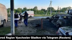 Уничтоженные в результате обстрелов автомобили в городе Шебекино Белгородской области, Россия, 31 мая 2023 года