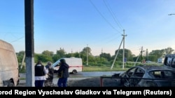 Пострадавшие россияне на фоне уничтоженных машин в Шебекино. Белгородского область, РФ. 31 мая 2023 года