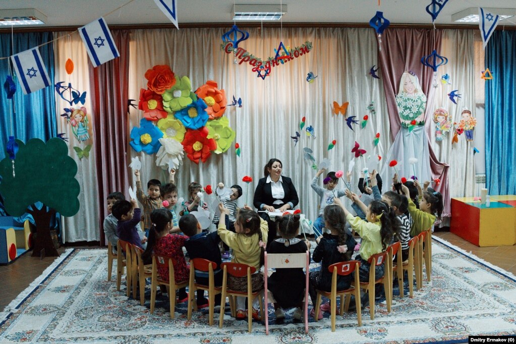 I bambini frequentano un asilo ebraico all'interno della sinagoga di Derbent nell'aprile 2023. Negli ultimi anni dell'Unione Sovietica, gli ebrei iniziarono a emigrare in massa dal Daghestan e altrove nel Caucaso settentrionale.   