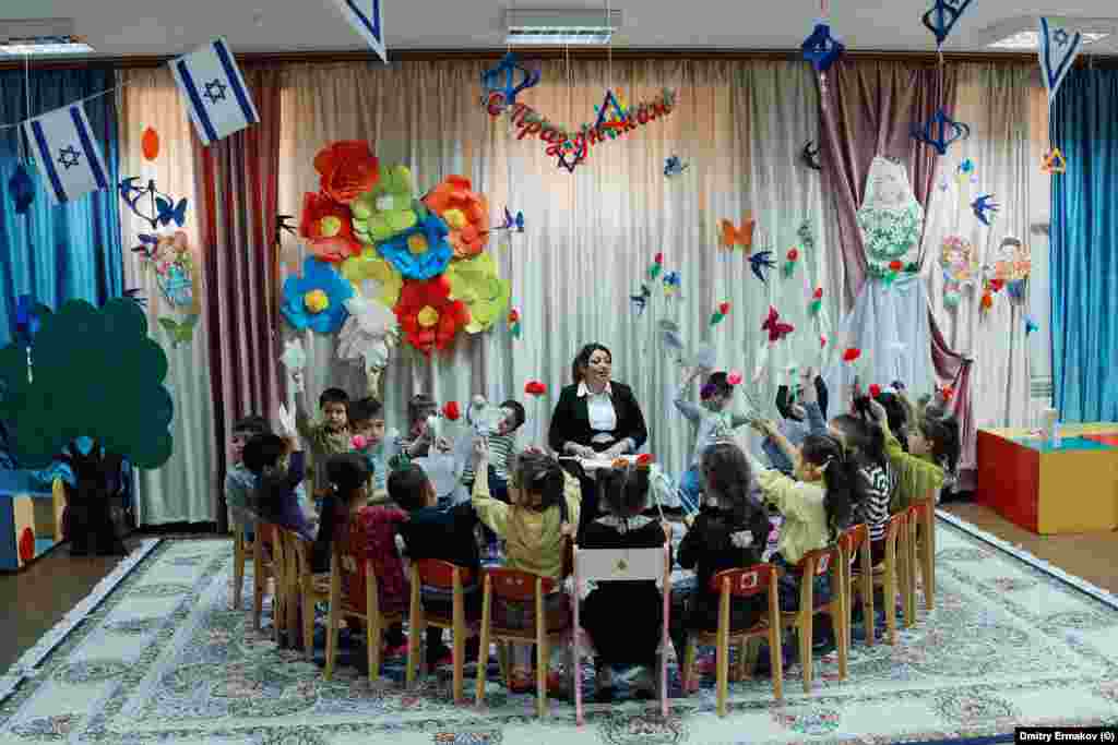 Երեխաները հաճախել են հրեական մանկապարտեզ Դերբենտի սինագոգում, 2023 թվականի ապրիլին: Խորհրդային միության վերջին տարիներին հրեաները սկսեցին զանգվածաբար գաղթել Դաղստանից և Հյուսիսային Կովկասի այլ վայրերից: &nbsp;