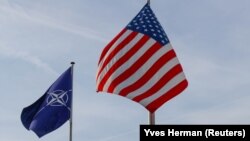 Flamuri i NATO-s dhe i SHBA-së. Fotografi ilustruese. 