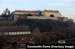 Cetatea Petrovaradin și muzeul, perspectivă de pe podul peste Dunăre