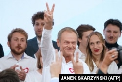 Donald Tusk 2023. október 15-én pártja varsói székházában, az országos parlamenti választások első exit poll eredményeinek bemutatása után