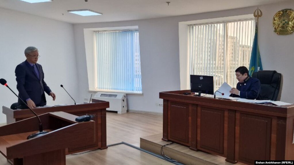 Юрист незарегистрированной партии «Алаш Орда» Алибек Алмабаев и судья Кайрат Смагулов. 2 марта 2023 года