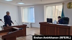 Юрист незарегистрированной партии «Алаш Орда» Алибек Алмабаев и судья Кайрат Смагулов. 2 марта 2023 года