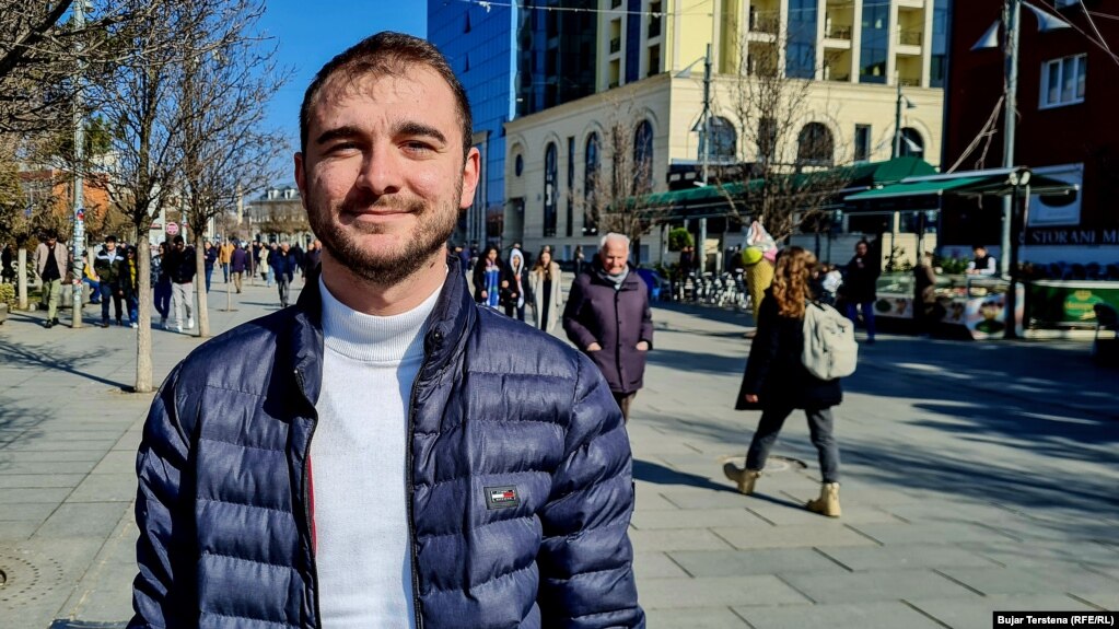 Stefan Stojanoviq është nga Pasjani, ndërsa punon në Prishtinë.