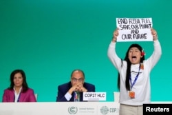 Protestul unei tinere activiste la COP28, Dubai, anul trecu: „opriți combustibilii fosili, salvați-ne planeta și viitorul”.