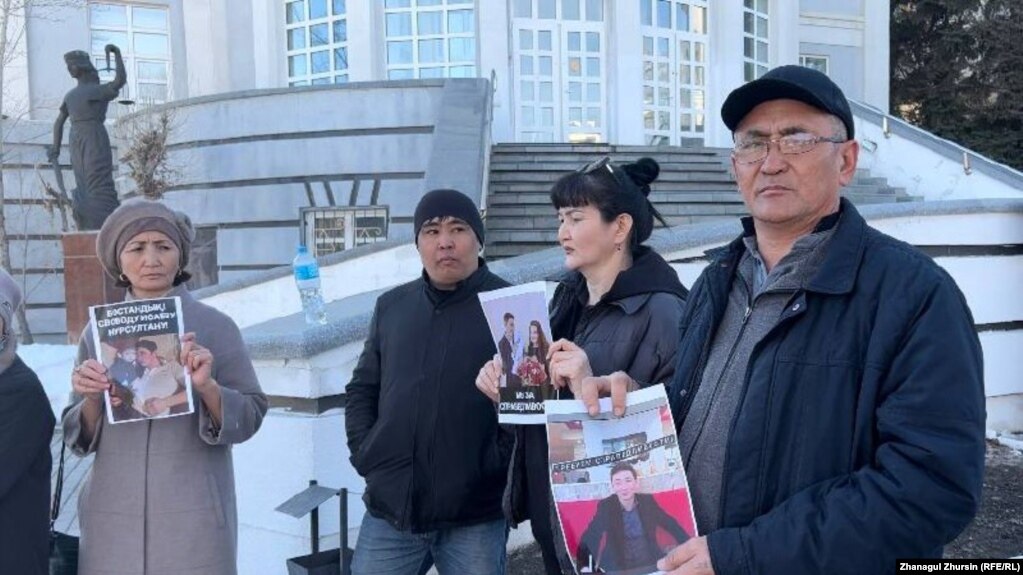 Родственники осуждённого Нурсултана Исаева перед зданием Актюбинского областного суда призывают власти его освободить. Актобе, 16 марта 2023 года