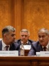 Premierul Marcel Ciolacu și secretarul general al Guvernului, Marian Neacșu (dreapta), în plenul reunit al Parlamentului, la angajarea răspunderii pentru măsurile fiscale menite să aducă mai mulți bani la buget, 26 septembrie 2023. 