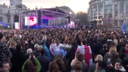 Több ezer georgiai ünnepli az ország uniós tagjelölti státuszát