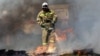  Сотрудник МЧС России во время пожарно-тактических учений, 17 апреля 2024 года 