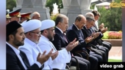 Президент Шавкат Мирзиёев, муфтий Нуриддин Холиқназаров, премьер-министр Абдулла Арипов. 2023-жылдын 31-августу.