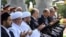 Özbegistanyň prezidenti Şawkat Mirziýoýew, müfti Nuriddin Holiknazarow, premýer-ministr Abdulla Aripow we beýleki resmi adamlar Daşkent şäherindäki "Şahidlar hotirasi" kompleksinde geçirilen dabaralara gatnaşýarlar. 2023-nji ýylyň 31-nji awgusty.