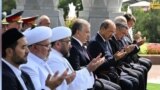 Муфтий Нуриддин Холикназаров (третий слева), президент Шавкат Мирзиёев и премьер-министр Абдулла Арипов молятся во время публичного выступления в Ташкенте. 31 августа 2023 года