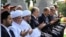 Муфтий Нуриддин Холикназаров (солдон үчүнчү), президент Шавкат Мирзиёев жана премьер-министр Абдулла Арипов Ташкентте жамаат намаз окуп жатышат. 2023-жыл, 31-август.