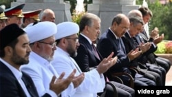 Мүфти Нуриддин Халықназаров (сол жақтан үшінші), Өзбекстан президенті Шавкат Мирзияев (ортада) және премьер-министр Абдулла Әріпов. Ташкент, 31 тамыз, 2023 жыл.