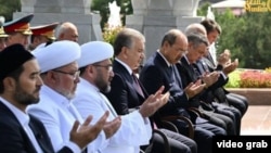 На фото: президент Шавкат Мирзияев, муфтий Нуриддин Холикназаров, премьер-министр Абдулла Арипов и другие чиновники на церемонии в комплексе «Шахидлар хотираси» в Ташкенте, 31 августа 2023 года.