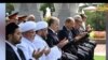 Prezident Shavkat Mirziyoyev, muftiy Nuriddin Xoliqnazarov, Bosh vazir Abdulla Aripov va boshqa rasmiylar Toshkentdagi "Shahidlar xotirasi" xiyobonidagi marosimda. 31-avgust, 2023 .