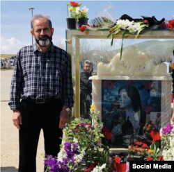 Mahsin otac, Amjad Amini, pored njene grobnice
