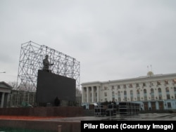 Памятник Ленину в Симферополе в марте 2015-го накануне первой годовщины аннексии Крыма. Фото Пилар Бонет