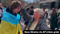 Tinejdžer umotan u ukrajinsku zastavu bio je jedan od 31 ukrajinskog deteta koje je humanitarna organizacija 'Save Ukraine' vratila u Ukrajinu nakon što su prisilno odvedena u Rusiju.