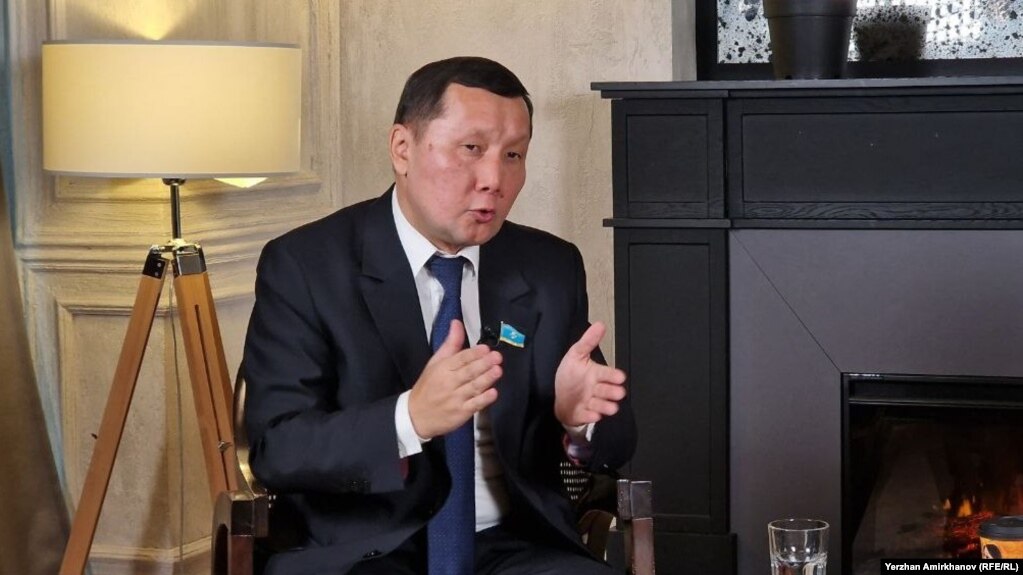 Қазақстан парламенті мәжілісінің депутаты, заңгер Абзал Құспан Азаттыққа сұхбат беріп отыр. Астана, 26 қазан, 2023 жыл