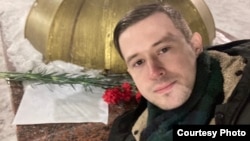 Олег Елькин на возложении цветов в память о погибших при обстреле в Днепре. Январь 2023 года