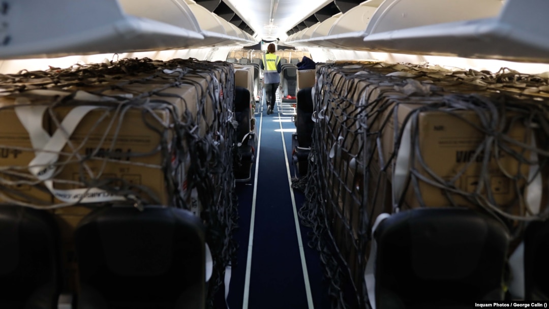 În 2020, echipamentele de protecție ajungeau în România cu avioanele. Zeci de mii de achiziții directe au fost făcute de autoritățile locale și centrale pentru cumpărarea de materiale sanitare, unele de proastă calitate sau ineficiente.