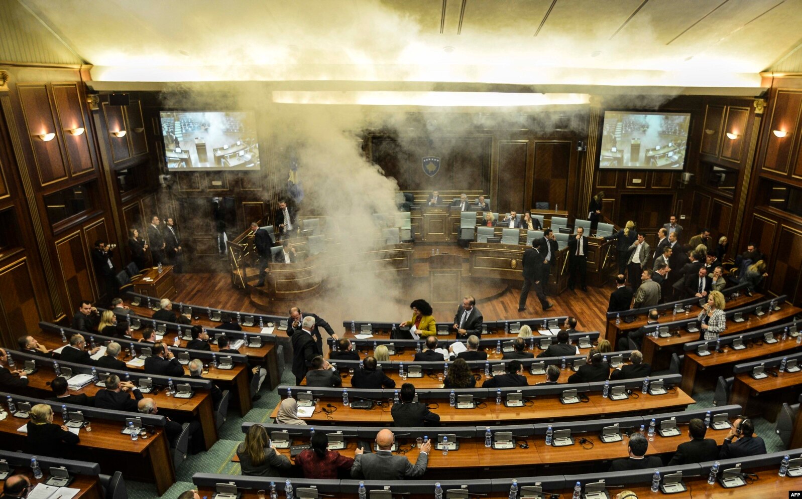 Një nga fotografitë e para të hedhjes së gazit lotsjellës në sallën e Kuvendit të Kosovës në vitin 2015.