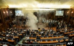 Një nga fotografitë e para të hedhjes së gazit lotsjellës në sallën e Kuvendit të Kosovës në vitin 2015.