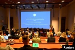 Кадър от обявяването на носителите на Нобеловата награда за физиология или медицина в Кралския Каролински медицински институт в Стокхолм.
