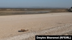 Дно Каховського водосховища, яке зміліло внаслідок руйнування греблі, контрольованої і замінованої російською армією. Червень 2023 року