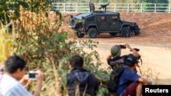 Tajlandski vojnici i predstavnici medija se skrivaju nedaleko od granice sa Mjanmarom, dok su borbe u toj zemlji u toku, Mae Sak, Tajland, 20. april 2024.