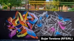 Еден од графитите на Улица Б