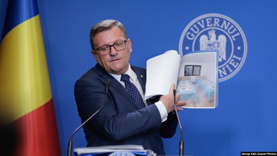 Ministrul Muncii și Protecției Sociale, Marius Budăi, la conferința de presă din 7 iulie 2023, imediat după perchezițiile DIICOT la „azilele groazei”, când a prezentat fotografii și a susținut că a fost dezinformat în legătură cu condițiile reale.