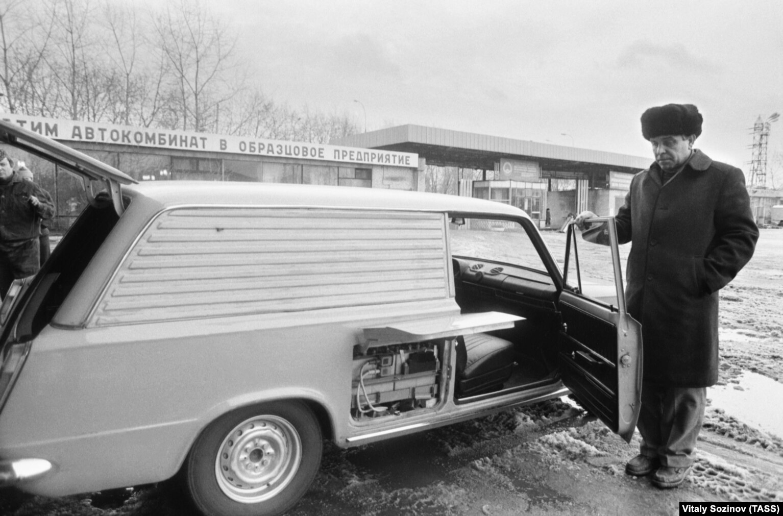 Një Lada Vaz-2801 elektrike e fotografuar në janar të vitit 1984. Një lloj i tillë i veturave elektrike ishte bërë për herë të parë më 1975 dhe u prodhuan gjithsej 47 automjete.