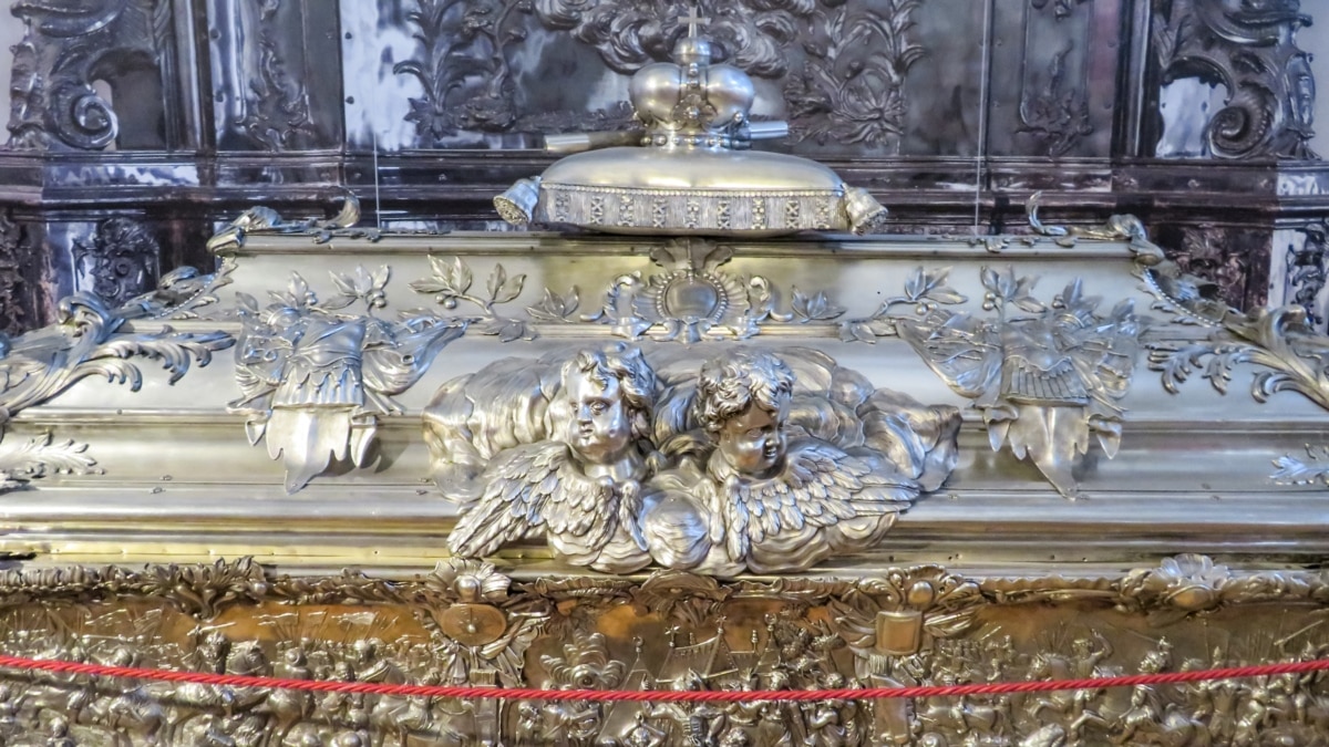 The Hermitage handed over to the Russian Orthodox Church a silver reliquary of the relics of Alexander Nevsky
