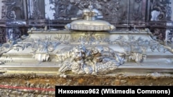 Фрагмент серебряной раки мощей Александра Невского в Эрмитаже