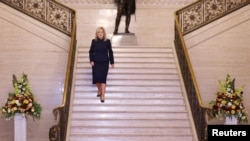 Potpredsjednica partije Sinn Fein i prva ministarka vlade Sjeverne Irske Michelle O'Neil silazi niz stepenice u zgradi parlamenta u Belfastu, 3. februar.