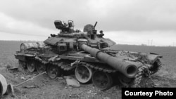 Подбитый российский танк в Украине, иллюстрационное фото 