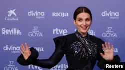  Джулиет Бинош театралничи на аления килим на церемонията по награждаването на премиите Гоя на Испанската кино Академия в Севиля, Испания, 11 февруари 2023 година 