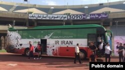 اتوبوس ویژه تیم ملی فوتبال ایران پیش از آغاز رقابت‌های جام جهانی قطر