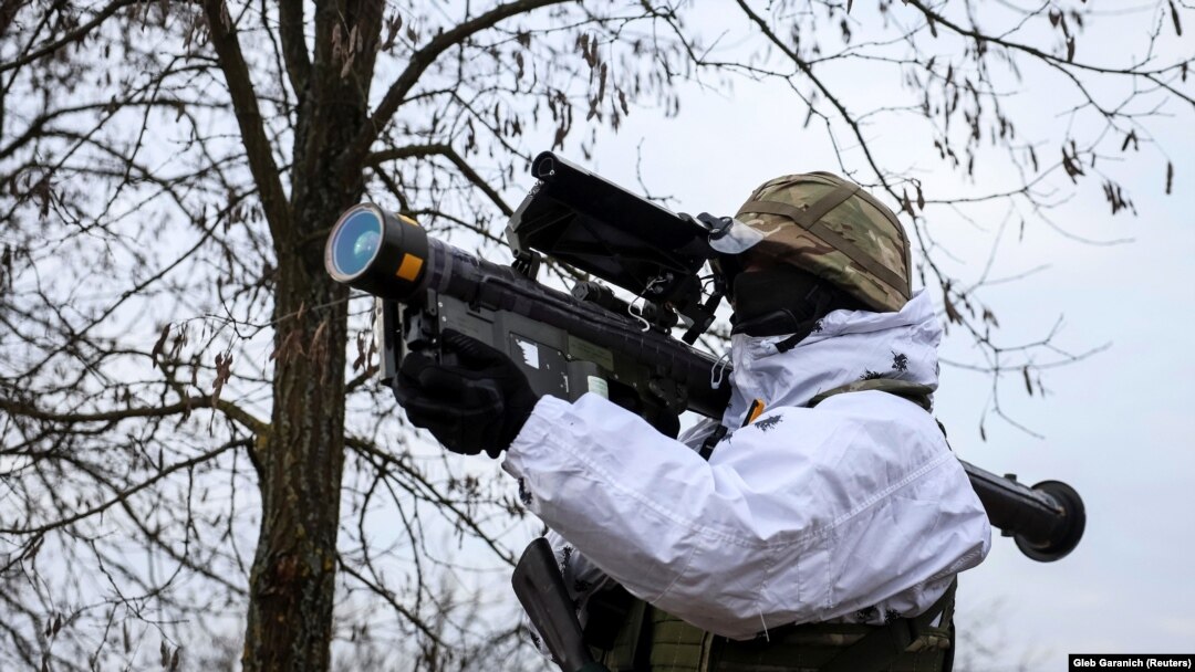Un soldat ucrainean, cu o rachetă anti-aeriană Stinger, în timpul unui exercițiu lângă granița cu Belarus. 