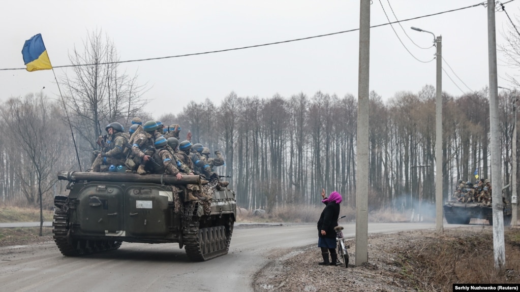 Një grua përshëndet trupat ukrainase teksa hyjnë në një qytet të rimarrë në rajonin verior të Çernihivit më 2 prill 2022.