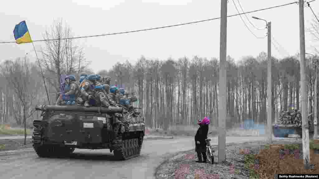 Ukrainian troops enter a retaken town in the Chernihiv region on April 2, 2022.